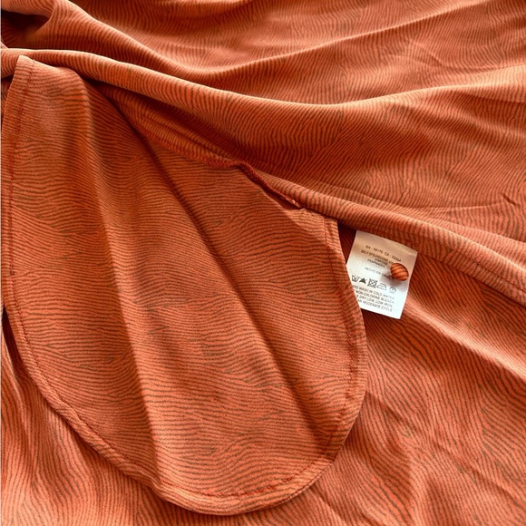 Cute mini dress very flowy and satiny. Size L - Picture 9 of 10